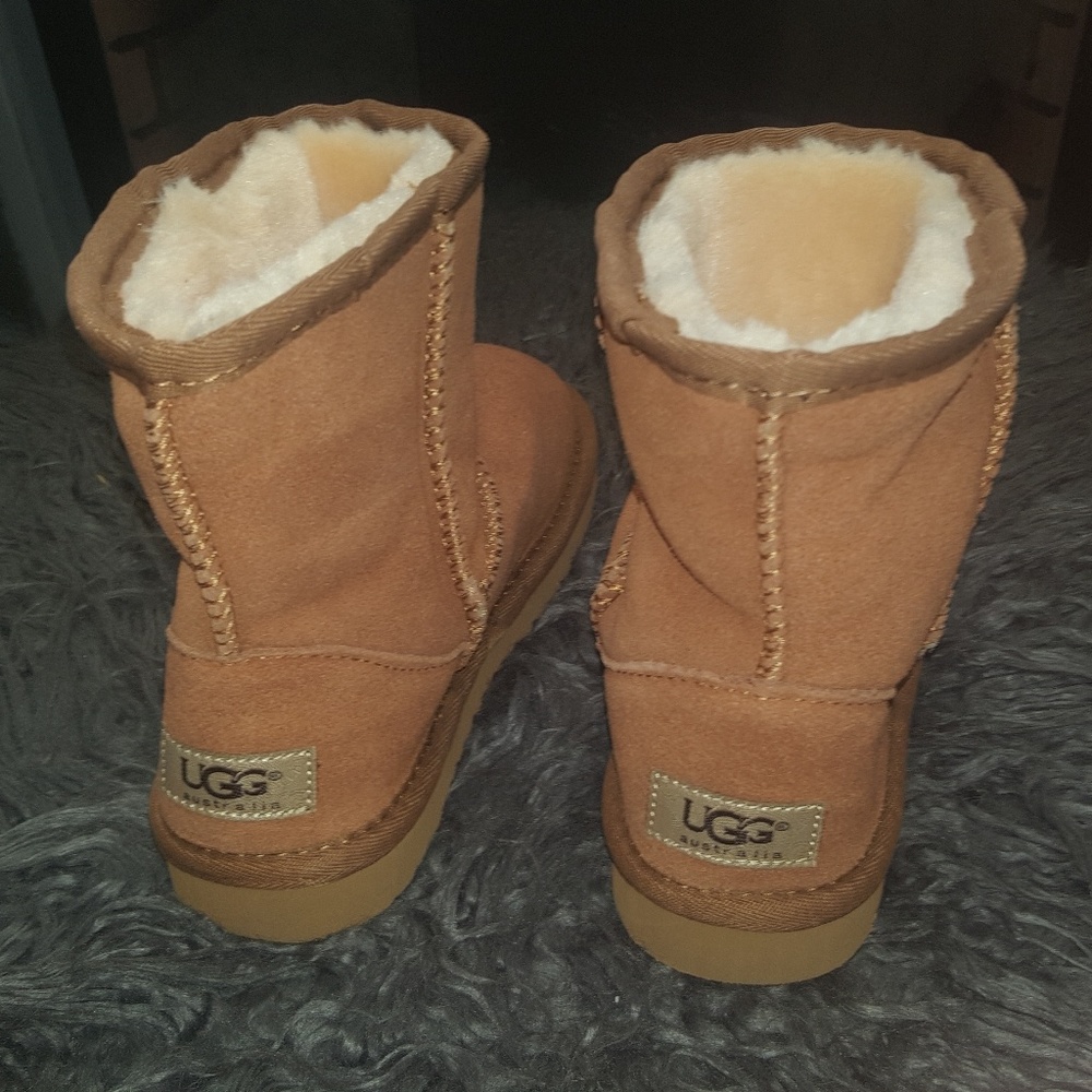 UGGS - Picture 2 of 4
